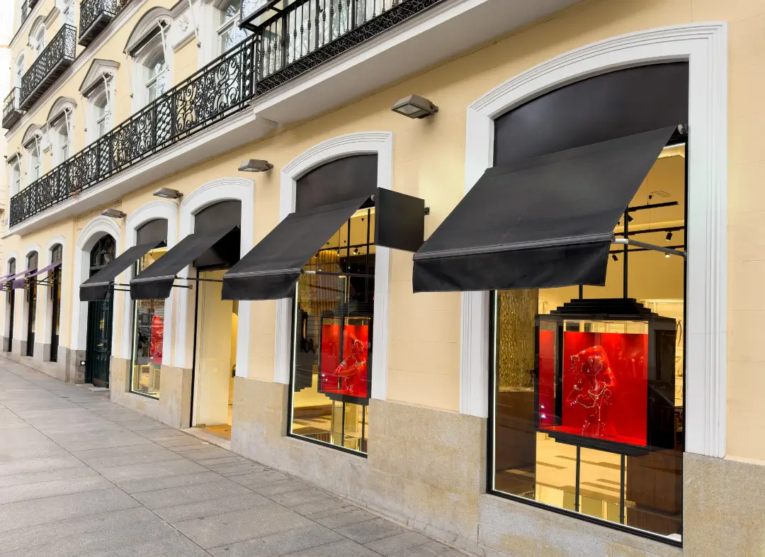 Façade vitrine de magasin en aluminium sur mesure à Armentières